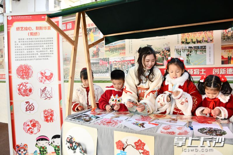 剪紙,、面塑等非遺項(xiàng)目體驗(yàn)區(qū)很是熱鬧,。