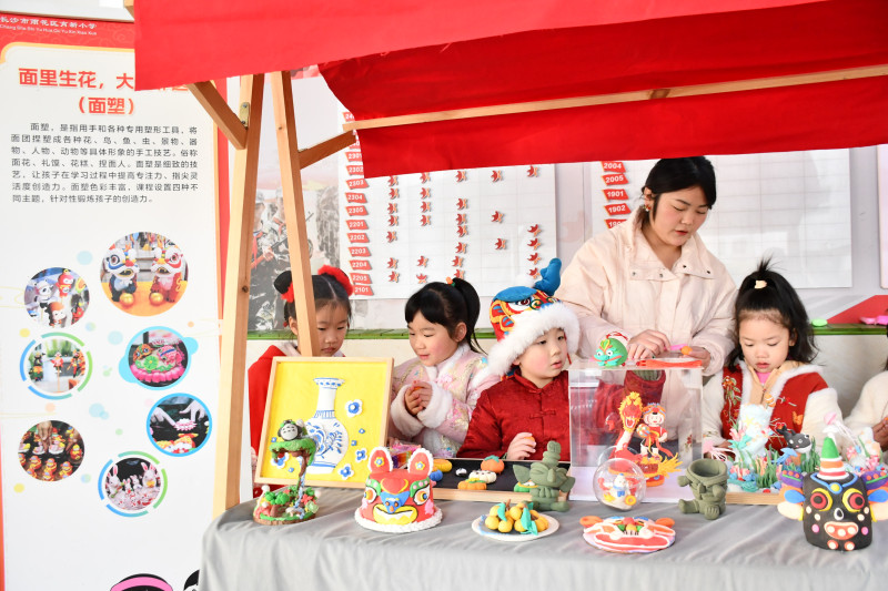 此次以“非遺傳承”為主題的PBL項(xiàng)目式學(xué)習(xí),，將持續(xù)一個(gè)月時(shí)間,，涵蓋全年級(jí)、全學(xué)科,。