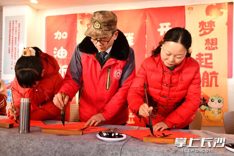 活動(dòng)現(xiàn)場(chǎng),，孩子們?cè)凇袄鲜组L(zhǎng)工作室”解迎建爺爺?shù)闹笇?dǎo)下寫(xiě)新春福聯(lián)。長(zhǎng)沙晚報(bào)通訊員 李艷忠 攝