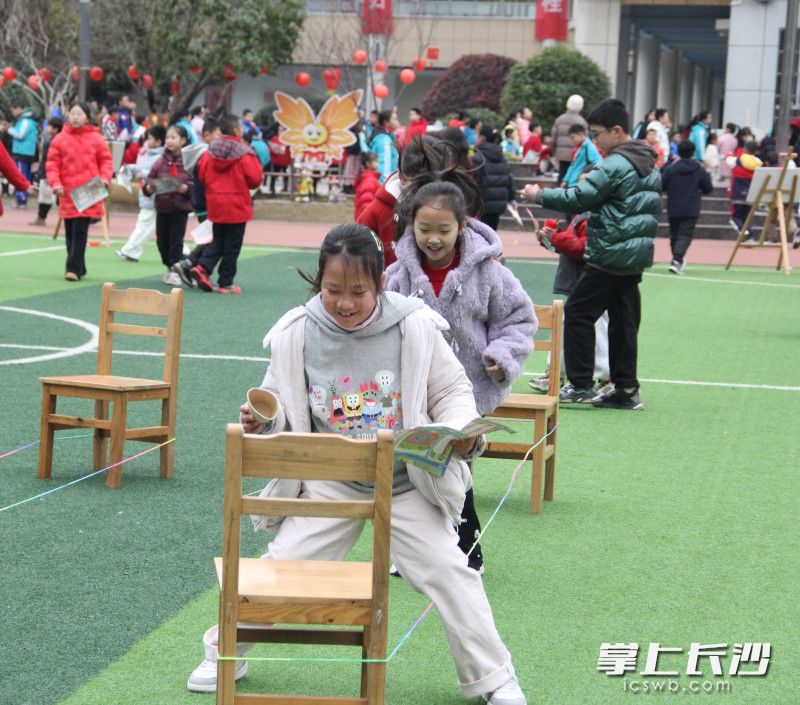 學(xué)生們開(kāi)心地參與體驗(yàn)傳統(tǒng)體育項(xiàng)目。 長(zhǎng)沙晚報(bào)通訊員 鄭薇 趙娟 攝