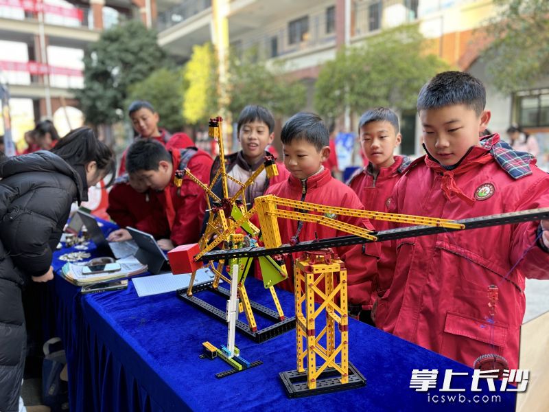 一系列非遺與科技的展示,，引領(lǐng)學(xué)生們踏上自我欣賞與珍愛的美妙旅程。