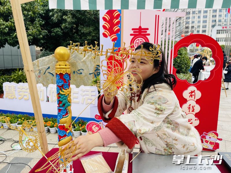 糖畫(huà)攤位吸人眼球。 長(zhǎng)沙晚報(bào)全媒體記者 岳霞 攝