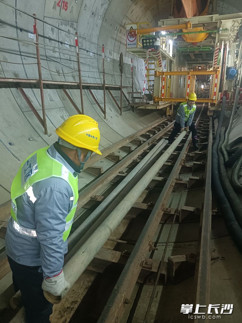 地鐵7號線一期工程建設(shè)者全力推進(jìn)項(xiàng)目建設(shè),。   均為長沙晚報(bào)通訊員鄭琪,、潘強(qiáng)兵供圖