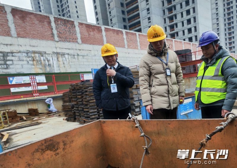 市質(zhì)安站工作人員在中核長沙腫瘤醫(yī)院(一期）項(xiàng)目進(jìn)行節(jié)后復(fù)工專項(xiàng)檢查。均為長沙晚報全媒體記者 孫占鋒 攝