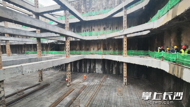 工作人員在湘江大道排水二期項(xiàng)目基坑內(nèi)進(jìn)行安全檢查。