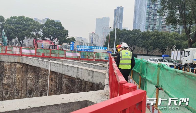 工作人員在湘江大道排水二期項(xiàng)目檢查深基坑施工臨邊防護(hù)安全情況,。