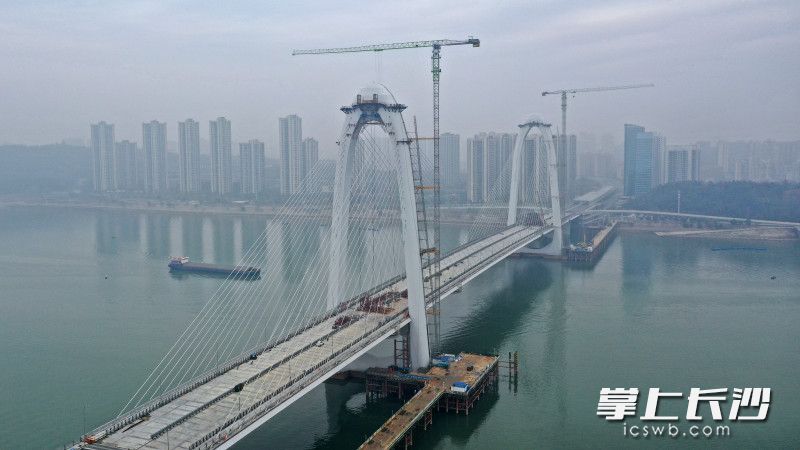 湘江之畔,、月亮島旁,，長益復線至興聯(lián)路大通道（過江段）如長虹臥波、橫跨兩岸,、氣勢恢宏,。均為長沙晚報全媒體記者 王志偉 實習生 羅新月 攝影報道
