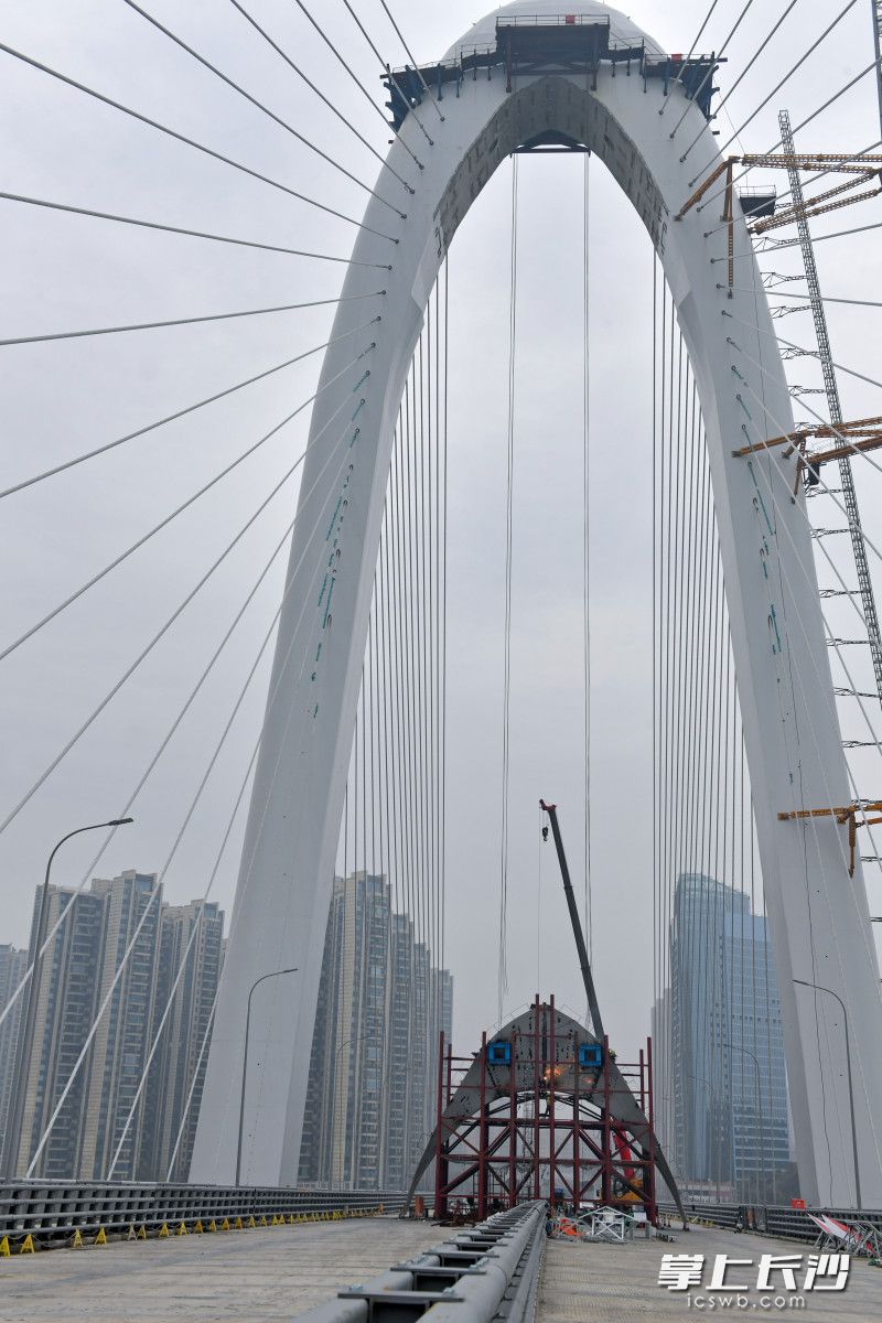 建設者們搶抓陰雨天氣來臨前的時間,，全力以赴推進主塔上裝飾塊吊裝施工。