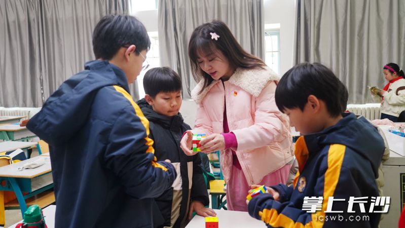 教室里，黨員志愿者指導孩子們玩各種游戲,。 均為長沙晚報通訊員李靜供圖
