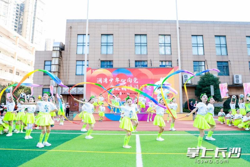 學(xué)子在“學(xué)習(xí)奧運精神”主題運動會開幕式上巧妙將藝體融合,，自信綻放。