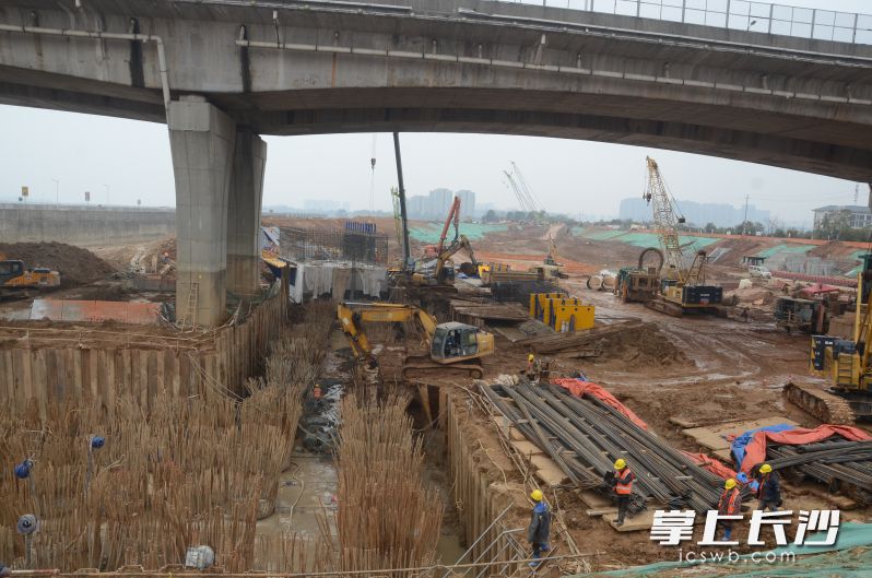 湘江長沙綜合樞紐三線船閘工程建設(shè)工地一片繁忙,。  均為長沙晚報全媒體記者吳鑫礬、通訊員胡富君攝