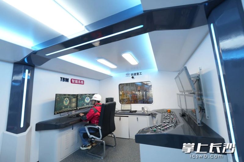 圖為鐵建重工工作人員正在使用智能客服運維助手工作。企業(yè)供圖