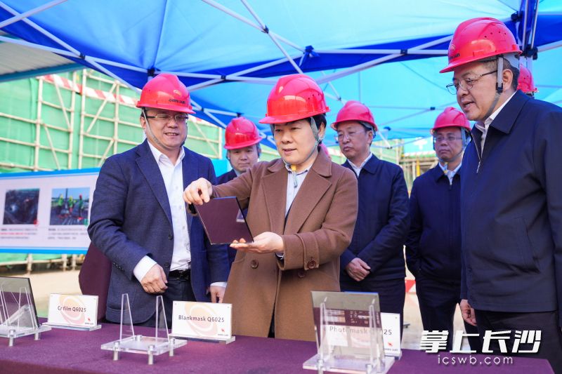 3月14日，省委常委,、市委書記吳桂英調(diào)研湖南湘江新區(qū)經(jīng)濟(jì)社會發(fā)展情況,，來到長沙普照8.5代及以下高精度掩模基板產(chǎn)業(yè)基地,。