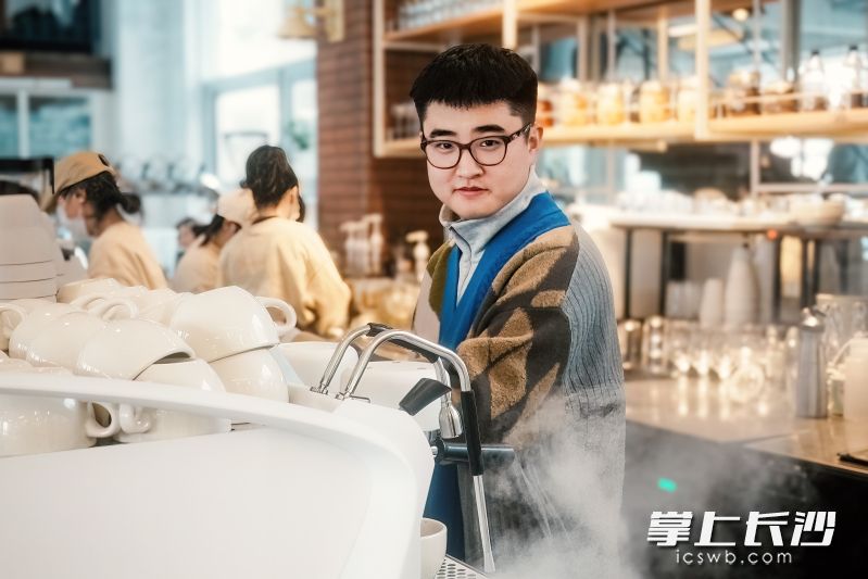 去年9月，李照林打造了自己的第四家“起風(fēng)”咖啡館,。 均為長(zhǎng)沙晚報(bào)全媒體記者陳飛攝