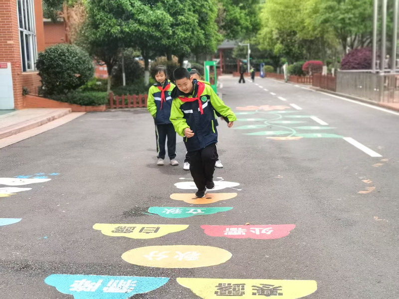 校園里有限的空間也被利用起來,，成為孩子們課間樂園,。