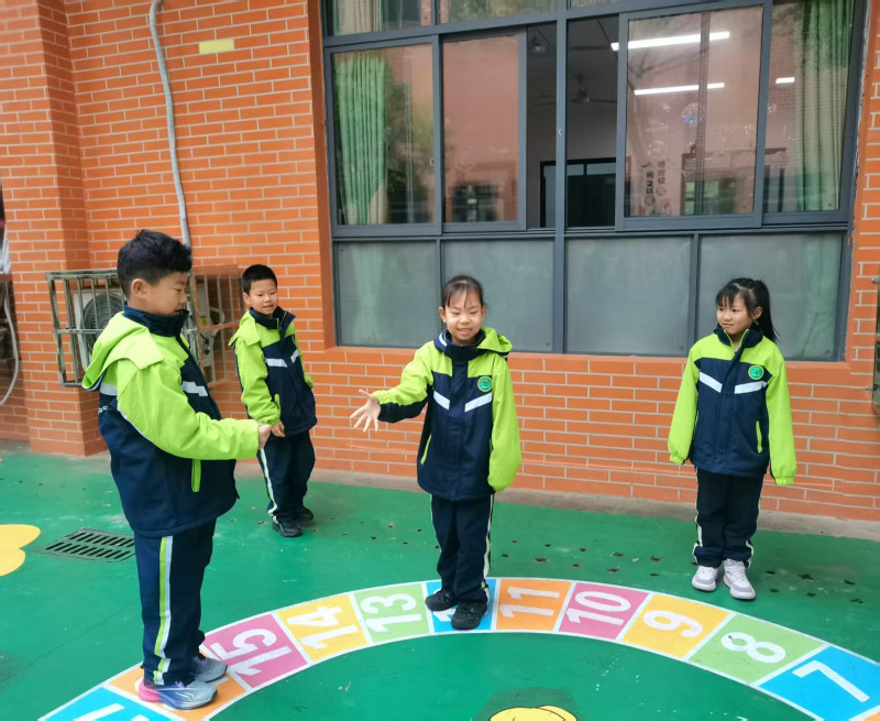 課間孩子們在開心地玩著地面游戲,。均為長沙晚報通訊員陳晟鋒供圖