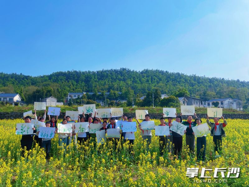 光明小學(xué)的同學(xué)們展示自己的畫(huà)作。