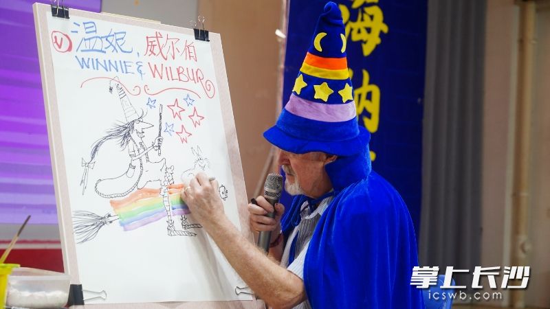 保羅在現場進行即興創(chuàng)作,。均為長沙晚報通訊員李靜供圖