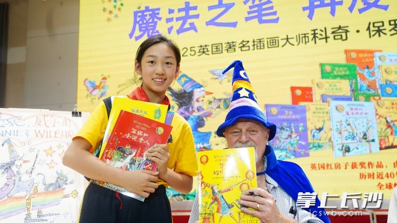 一名學生開心地與保羅合影,。