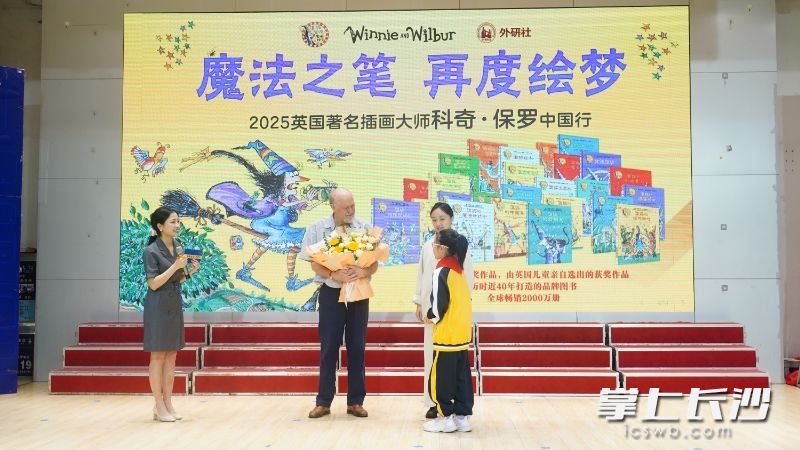 一名學生與保羅進行交流,。