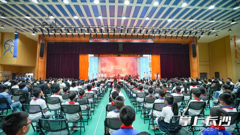 開幕式上,，望城一中外國語學(xué)校的“雷小鋒”表演了開場節(jié)目《木蘭說》,。