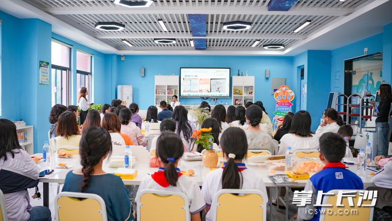 望城一中外國語學(xué)校開展鋒華讀書會活動,。