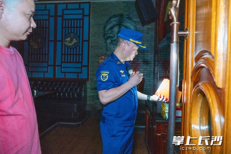 經(jīng)開(kāi)消防在夜查,。 長(zhǎng)沙晚報(bào)通訊員 張佳欣 攝