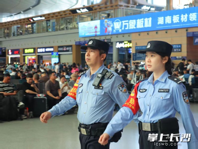 執(zhí)勤民警在候車大廳來回巡視,。 長沙晚報通訊員 張威 供圖