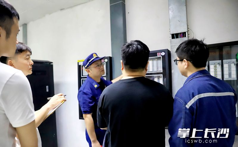 長沙市消防救援支隊軌道交通大隊聯(lián)合對高鐵長沙南站等先點(diǎn)區(qū)域進(jìn)行消防安全檢查,。 長沙晚報通訊員 劉扶桑 攝