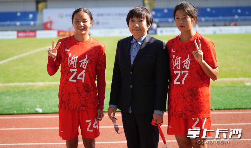 第一屆全國三大球運動會上，中國女足名宿,、中國足球協(xié)會副主席孫雯現(xiàn)場觀看湖南女足比賽,，并點贊曹可馨（左）,、馮笑兩名隊員。長沙晚報全媒體記者 鄒麟 攝