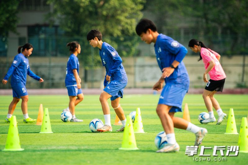 4月28日下午,，湖南U18女足在訓練中,，備戰(zhàn)全運會正賽。長沙晚報全媒體記者 黃啟晴 攝