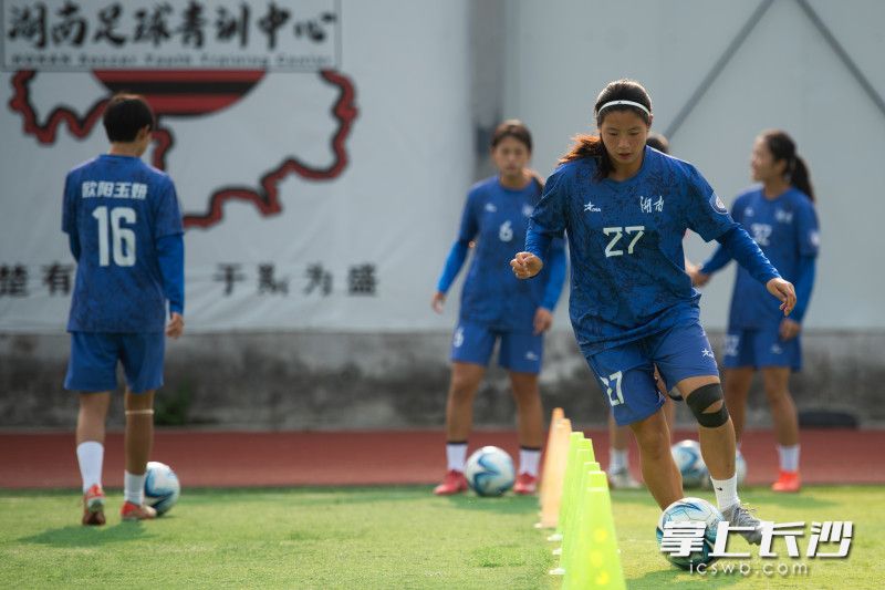 4月28日下午,，湖南U18女足27號馮笑在訓練中。長沙晚報全媒體記者 黃啟晴 攝