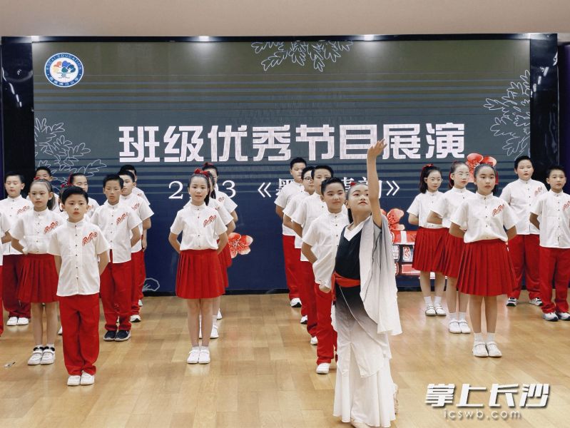 閱讀節(jié)閉幕式上，同學(xué)們進(jìn)行了優(yōu)秀節(jié)目展演,。