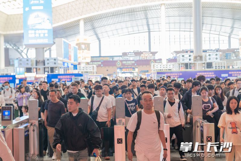 4月30日,，長沙南站迎來出行高峰。 通訊員 盛天昱 攝