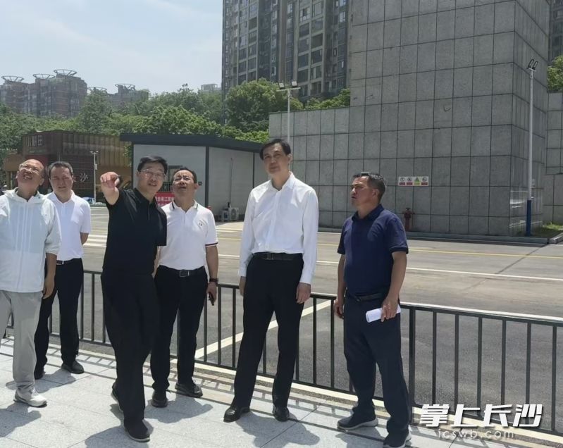 周海兵在碧沙湖觀光巴士站停車(chē)場(chǎng)查看交通設(shè)施運(yùn)行情況,。 長(zhǎng)沙晚報(bào)全媒體記者 黃汝兮 攝