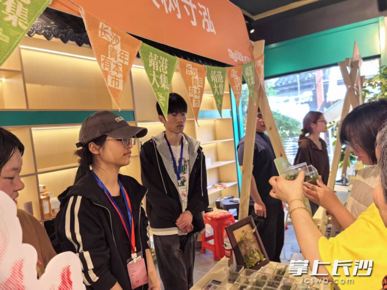 湖南第一師范學院的學生們則成為靖港大集的“流量擔當”,。