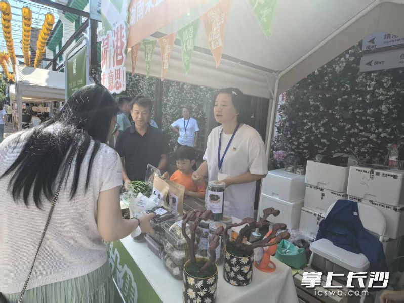 今天,，以“長沙青年有本‘市’”為主題的靖港大集火熱開市，吸引眾多游客前來打卡,。均為長沙晚報全媒體記者 朱華 攝
