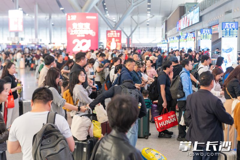 5月1日,，長沙南站迎來出行高峰。均為通訊員 盛天昱 攝