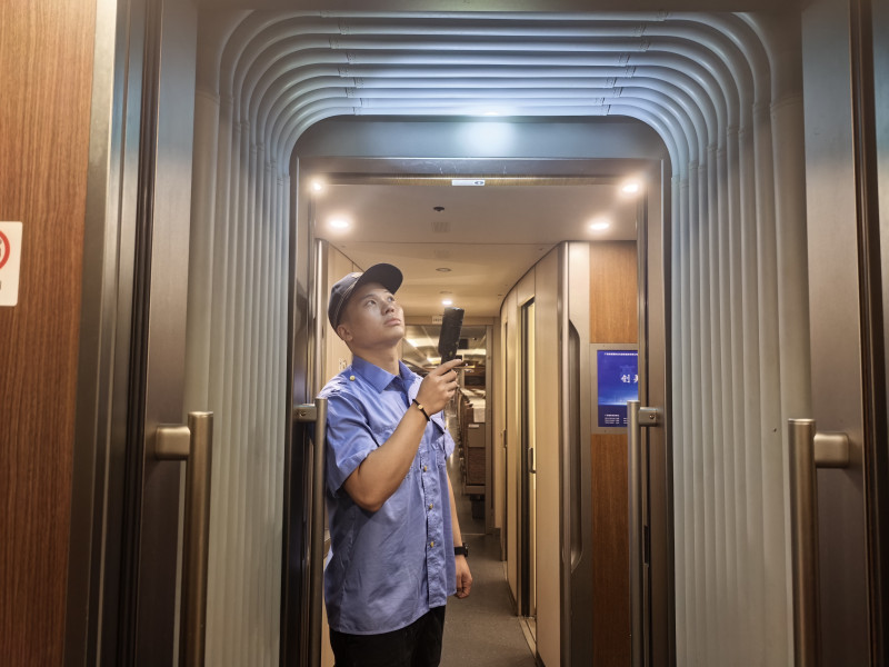 譚嘉緯正在詳細地檢查復興號動車組。 均為 通訊員 謝敏 攝