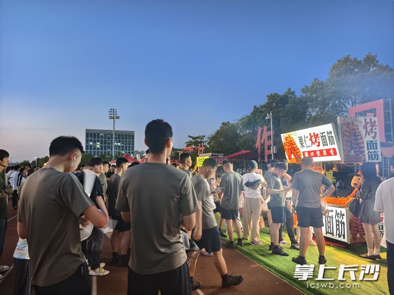 夜市和音樂讓師生們的這個“五一”假期有美妙開篇,。