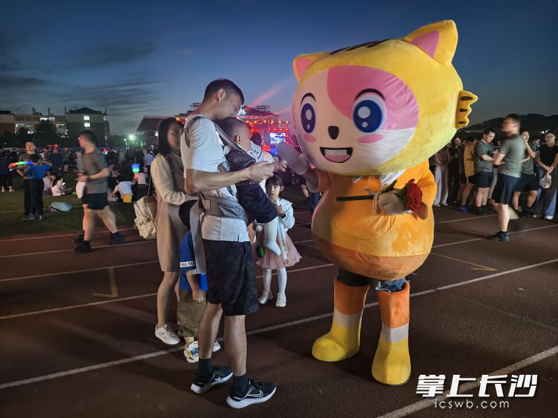 “貿(mào)貿(mào)”和師生們親密互動,。