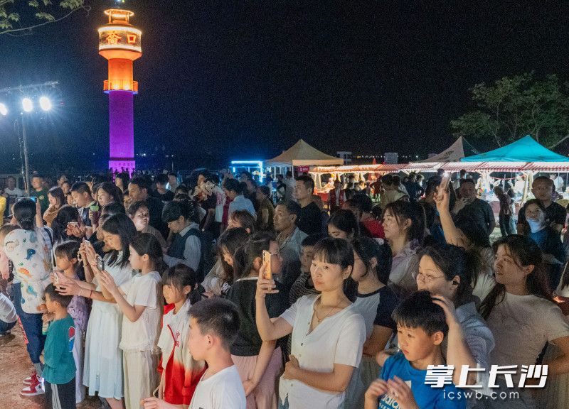 這不僅僅是一場(chǎng)演出,，更是一次逃離城市、回歸自然的生活方式體驗(yàn),。