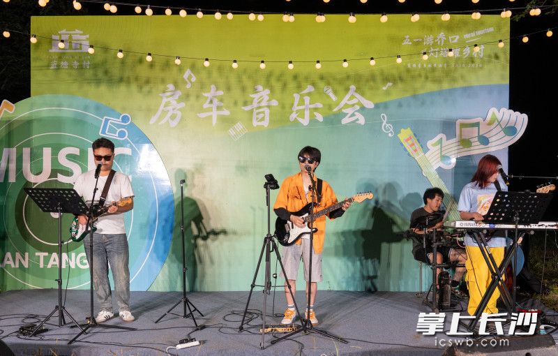 房車音樂會(huì)沒有傳統(tǒng)音樂節(jié)的擁擠與匆忙,，取而代之的是房車營(yíng)地里獨(dú)特的社區(qū)氛圍,。