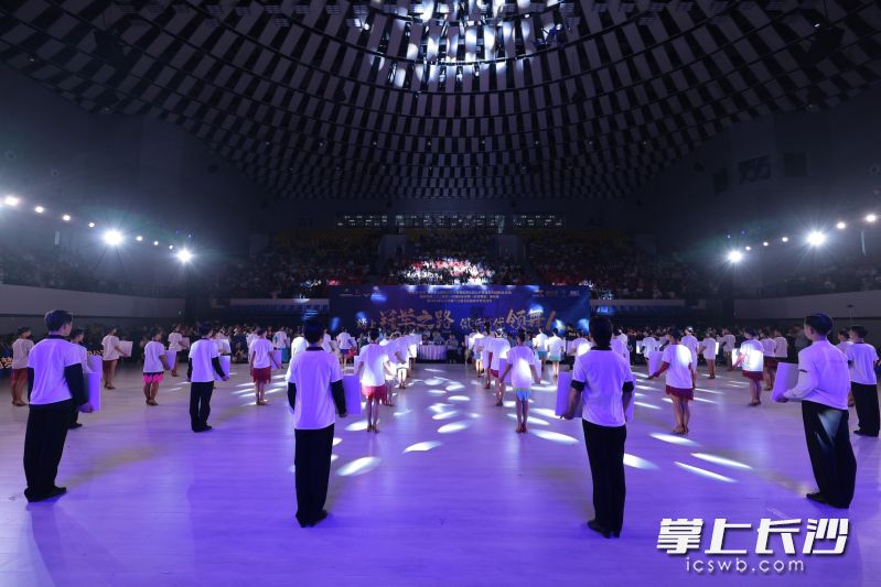 大賽吸引了來自全國各地不同年齡段近3000體育舞蹈運動員參賽。