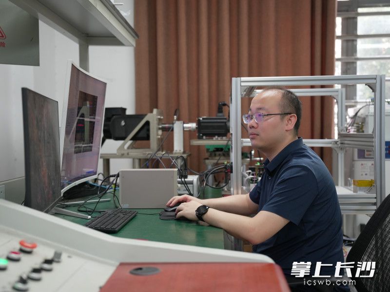 湖南大學(xué)機(jī)械與運(yùn)載工程學(xué)院副教授邵海東在工作中,。均為長沙晚報(bào)全媒體記者林暘攝