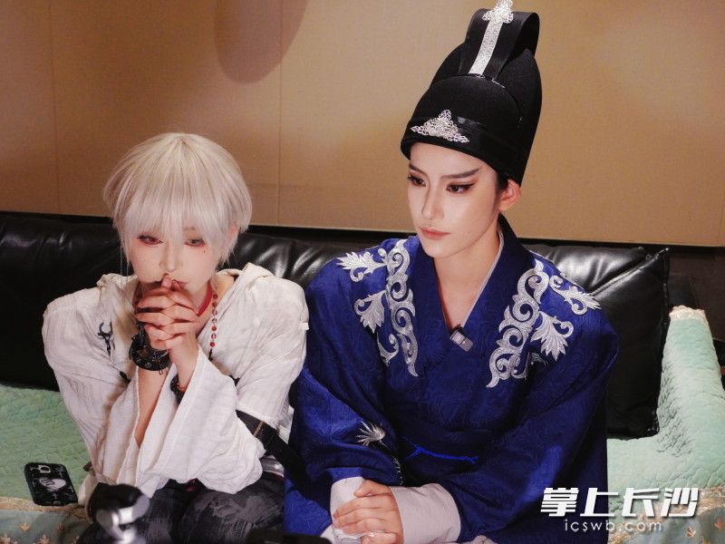 酚酞（左）和金玉（右）正在接受本報(bào)采訪,。