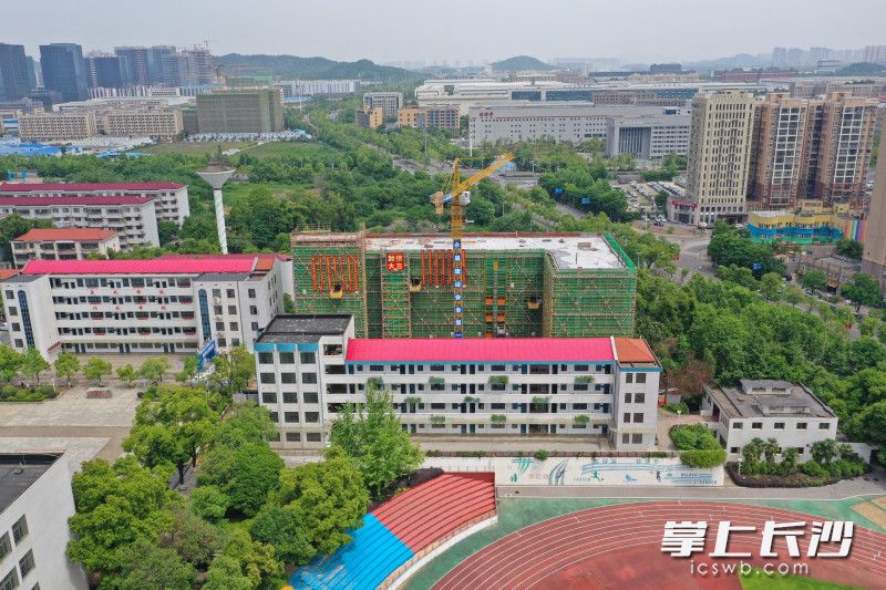 日前,，長沙市雷鋒學(xué)校教學(xué)綜合樓項目實現(xiàn)主體結(jié)構(gòu)封頂,，將全面進入砌筑及裝飾裝修、機電設(shè)備安裝階段,。 均為長沙晚報全媒體記者 王志偉 攝