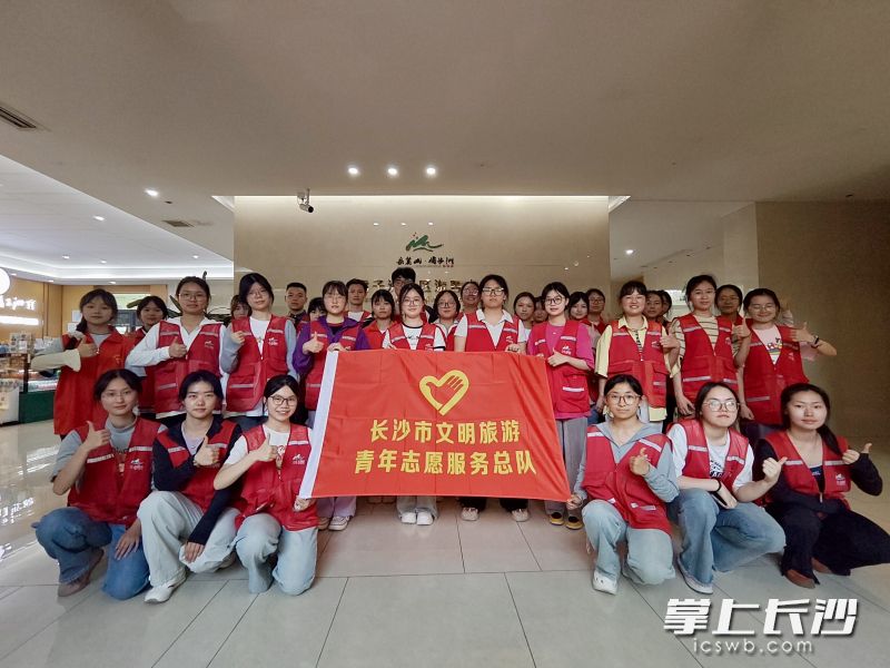 志愿者為游客提供全天候服務,。 均為長沙晚報全媒體記者李金攝