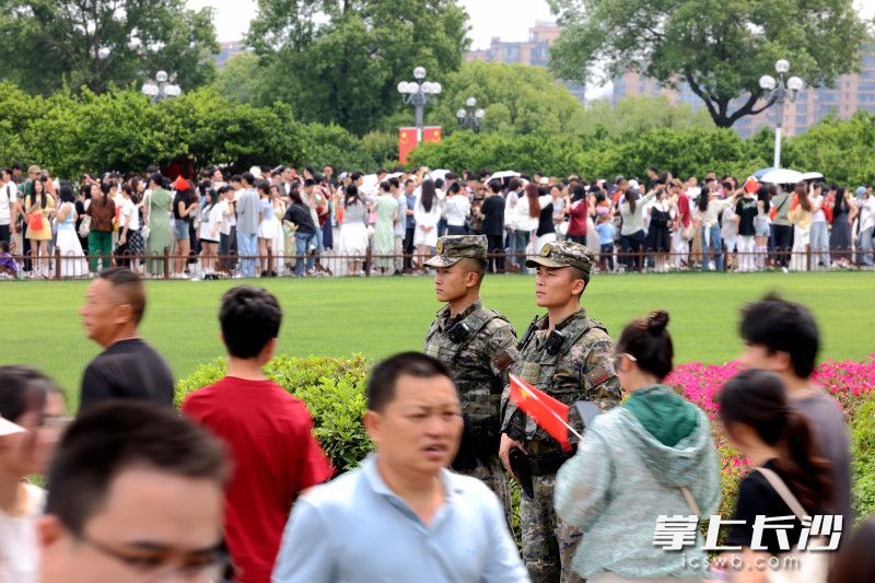 武警戰(zhàn)士在值守,。