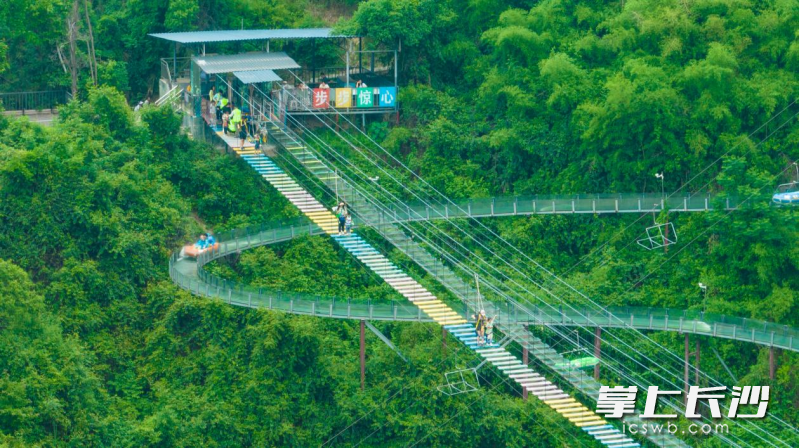 游客縱情山水間,。 橋驛鎮(zhèn)供圖